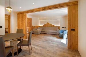 a dining room and living room with a table and chairs at Borch Chalet Livigno in Livigno