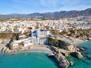 una vista aérea de un resort en una playa en Hotel Balcón de Europa, en Nerja