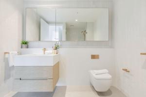 O baie la SPARKLING NEW 2 BEDROOMS 2 BATHROOMS - COLLINS HOUSE +19 fotografii