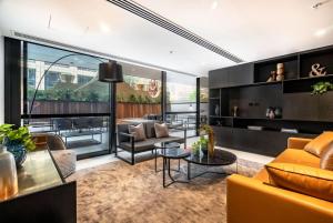 O zonă de relaxare la SPARKLING NEW 2 BEDROOMS 2 BATHROOMS - COLLINS HOUSE
