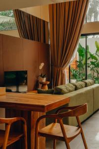 een woonkamer met een bank en een tafel bij Moon Rock Villas by Ribas in Darmasaba