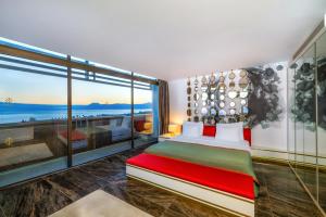 Un dormitorio con una cama y una ventana grande. en Nirvana Cosmopolitan Hotel - Convention & Sports Center, en Lara 90 fotos más