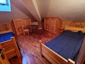 an overhead view of a bedroom with a bed and a table at Da Gigi e Laura in Cogne