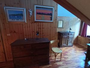 a room with a dresser and a desk and a chair at Da Gigi e Laura in Cogne