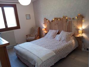 une chambre avec un lit, une chaise et une fenêtre dans l'établissement Chez Marinette, à Saint-Jean-Saint-Nicolas