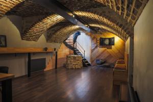 a large room with arched ceilings and a staircase at Gîte La Grenadine in Saint-Firmin