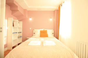 a bedroom with a bed with two towels on it at New Luxury - Entire Villa - AC - Climatisation - Sauna - Free Private Parking - Fully Equipped - From 1 to 6 guests in LʼHay-les-Roses