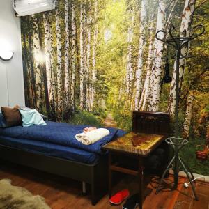 een slaapkamer met een muurschildering van espenbomen bij Fortress Twin Room in Braşov