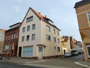 a building on the side of a city street at Gemütliche 1-Zimmer-Dachgeschosswohnung in Hildesheim