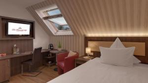 ein Schlafzimmer mit einem Bett, einem Schreibtisch und einem Fenster in der Unterkunft Der Romantik-Hof Greetsiel in Greetsiel