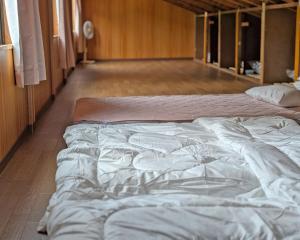 Postel nebo postele na pokoji v ubytování 森のドッグラン貸切ステイ 杜の郷