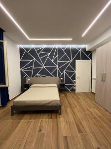 サレルノにあるArechi Guest Houseの青と白の壁のベッドルーム1室