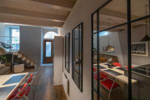 a kitchen and living room with a table and chairs at Casa degli Specchi- Duplex in city center in Arona