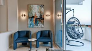 ein Zimmer mit zwei Stühlen und einer Schaukel in der Unterkunft Mira Mare Luxury Villa by Aktis Villas in Nea Skioni