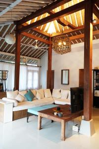 un salon avec un canapé et une table dans l'établissement 3 Bedroom Villa with Private Pool in Berawa, à Canggu