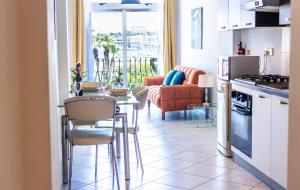 Una cocina o cocineta en Cosy Apartment with Valletta and Harbour Views