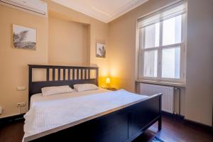 Ένα ή περισσότερα κρεβάτια σε δωμάτιο στο Cihangir Apartment with 3 Bedrooms and 2 Bathrooms +19 φωτογραφίες