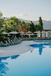 Бассейн в Village Heights Resort или поблизости