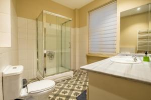 Ένα μπάνιο στο Cihangir Apartment with 3 Bedrooms and 2 Bathrooms