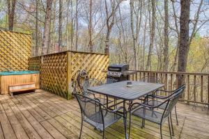 einen Grill auf einer Terrasse mit einem Tisch und Stühlen in der Unterkunft Laceys Place By Beyond Expectations W Hot Tub in Sevierville