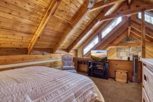 Schlafzimmer mit einem Bett und einem TV an einer Holzdecke in der Unterkunft Laceys Place By Beyond Expectations W Hot Tub in Sevierville