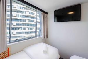 TV a/nebo společenská místnost v ubytování easyHotel Croydon