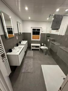 un baño con dos lavabos y una ducha en Haus Inseltraum, en Fehmarn 28 fotos más