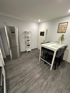 cocina con mesa blanca y nevera en Haus Inseltraum, en Fehmarn