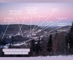 a view of a ski mountain with lights in the sky at Studio de Ski - Studio Mont du Midi in Saint-Philémon