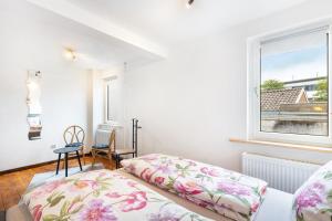 ラウターバッハにあるFerienhaus Feußnerのベッドと窓のある寝室