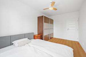 Postel nebo postele na pokoji v ubytování Spacious 3-Bedroom Apartment with Park View in Petržalka + 8 fotografií