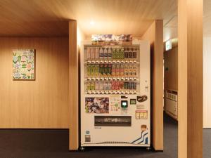 ein mit viel Limonade gefüllter Getränkeautomat in der Unterkunft 瀾山ホテル LanshanHotel 澜山酒店 in Horonai