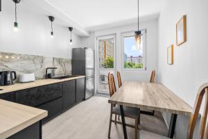 Kuchyň nebo kuchyňský kout v ubytování Spacious 3-Bedroom Apartment with Park View in Petržalka