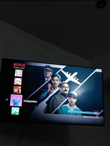 Elle comprend une télévision à écran plat avec un film. dans l'établissement Loft Céntrico Cedral, à Cedral