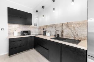 Kuchyň nebo kuchyňský kout v ubytování Spacious 3-Bedroom Apartment with Park View in Petržalka