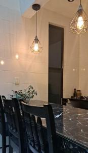 une salle à manger avec un comptoir avec des chaises et une table dans l'établissement Loft Céntrico Cedral, à Cedral