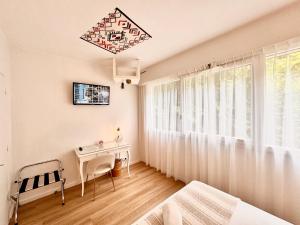 サン・テティエンヌにあるHotel ASTORIA- Saint Etienne-Centre des Congrès-のベッドとテーブルと窓のある寝室