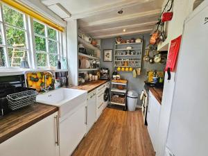 Köök või kööginurk majutusasutuses Perfect Booking The Buttery 500 Year Old Cottage