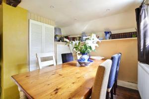 Televiisor ja/või meelelahutuskeskus majutusasutuses Perfect Booking The Buttery 500 Year Old Cottage +13 fotot