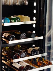 ein Kühlschrank voller Weinflaschen in der Unterkunft 瀾山ホテル LanshanHotel 澜山酒店 in Horonai