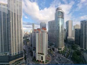 - une vue sur une ville avec de grands bâtiments dans l'établissement 5 minutes to Jazz Mall Studio-type condo100mbps, à Manille