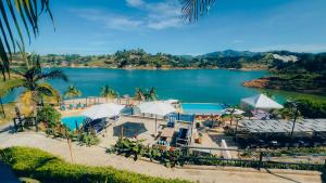 una vista aérea de un gran cuerpo de agua en Viajero Guatapé Hostel & Lake Club, en Guatapé