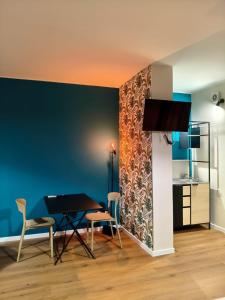 a living room with a table and chairs and a kitchen at menouno in Lecce