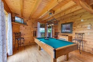 a dining room with a pool table in a cabin at Dream View in Greystone Heights