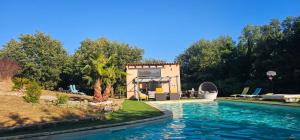 Bazén v ubytování Villa avec piscine privée nebo v jeho okolí