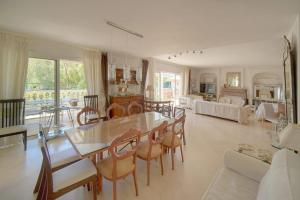 duży salon ze stołem i krzesłami w obiekcie FRGK Luxury Villa in Antibes Heated Pool Spa w mieście Antibes