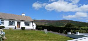 邓加文Kilbrien Mountain view的白色的房子,有草坪和房子