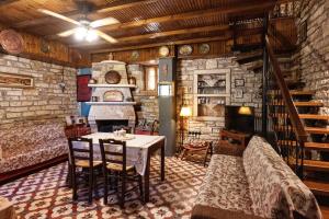 Χώρος καθιστικού στο Alexana - Traditional House