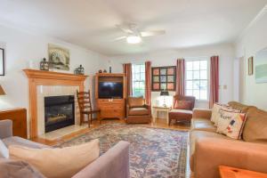 Χώρος καθιστικού στο Home w outdoor spaces near Long Pond
