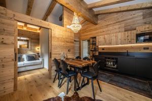 een eetkamer met een tafel en stoelen bij Boutique Hotel e Chalets Salvadori in Mezzana